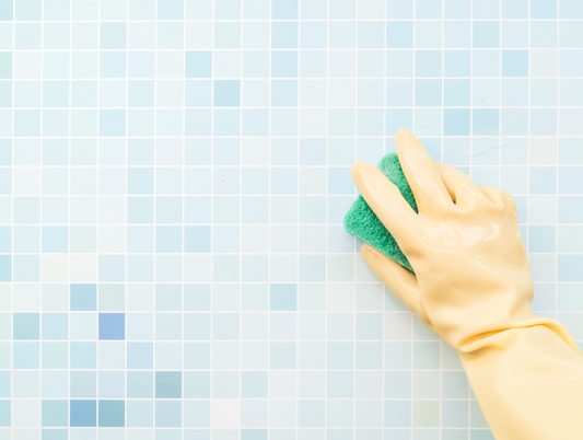 El truco infalible para limpiar azulejos de baño y dejarlos como nuevos sin frotar
