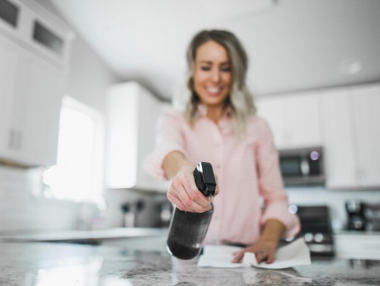Guía paso a paso para desinfectar correctamente superficies de cocina