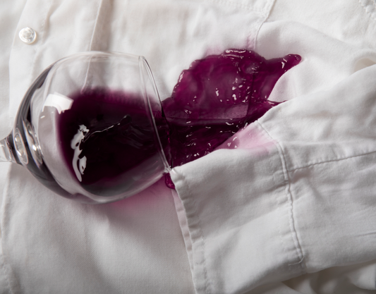 Trucos poco conocidos para eliminar manchas de vino tinto en segundos
