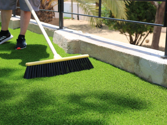 ¿Cómo limpiar y mantener el césped artificial en verano?