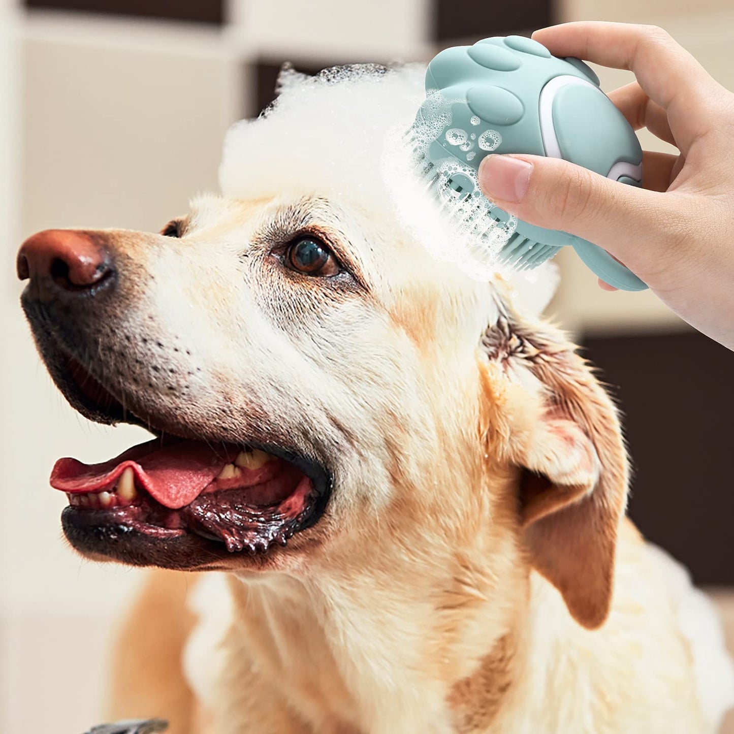 TIESOME Cepillo de Baño para Perros y Gatos, Dispensador de Champú de Silicona, Suave Cepillo de Ducha para el Lavado de Mascotas de Pelo Corto y Largo (Azul en forma de pata)