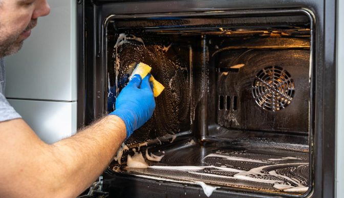 Cómo limpiar el horno muy sucio de forma rápida y efectiva