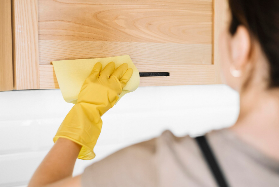 Cómo limpiar muebles de madera sin dañarlos ni perder el brillo