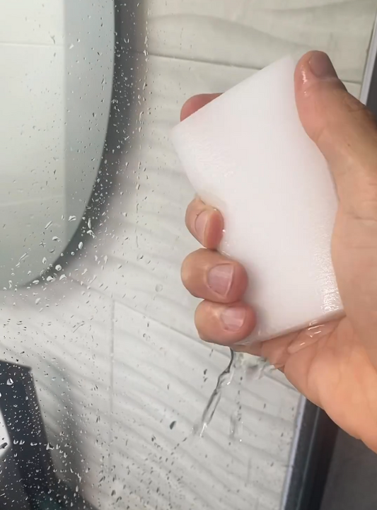 Limpiando la mampara de ducha con el Borrador Mágico: Guía paso a paso